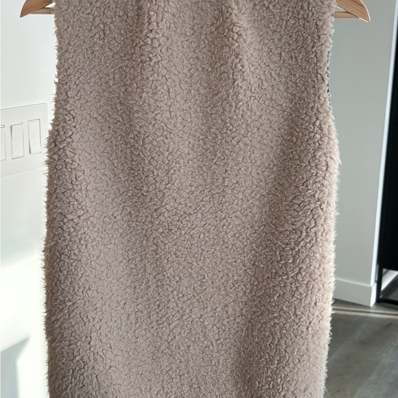 Wilfred Sherpa Teddy Vest - Picture 2 of 8